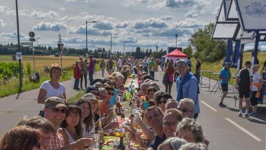 Rund 5000 Besucher feiern im Sommer bei der Langen Tafel, die die beiden Stadtbezirke verbindet. Bild: Roland Sprich/Archiv