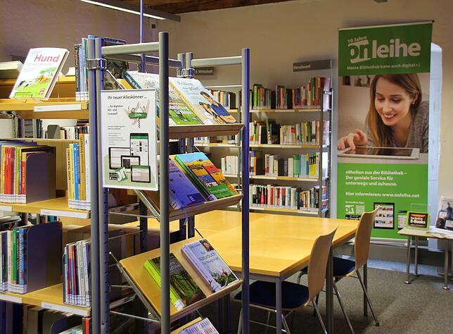 Die städtische Bücherei geht mit der Zeit: Neben klassischen Büchern kann man sich hier auch digitale Medien wie eBooks, ePaper oder ...