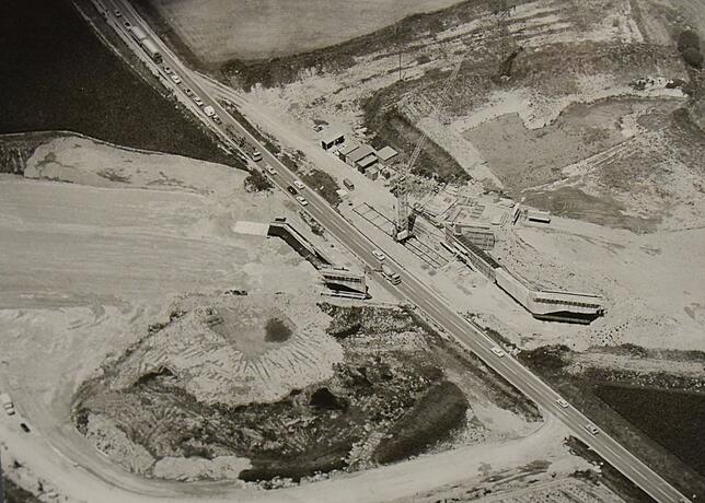 Stockach-Ost im Bau im Juli 1979. Die Kurve links unten ist die, die von der Autobahn aus Richtung Singen abgeht und zur B31-alt leitet.