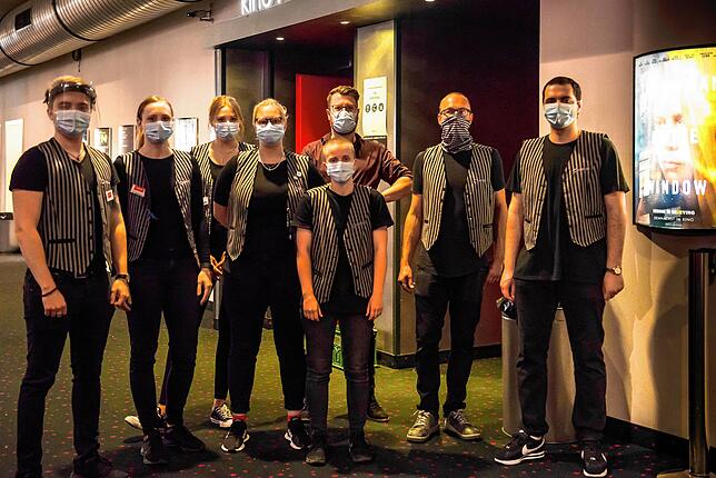 Das Cineplex-Team arbeitet mit Mund-Nasenschutz und hält normalerweise den geforderten Abstand ein.
