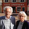 Vor der Rats-Apotheke in Waldshut stehen Peter und Lieselotte Hoppe, die den Betrieb von 1976 bis 2006 geführt haben. Aus dem ...
