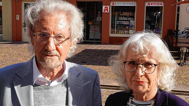Vor der Rats-Apotheke in Waldshut stehen Peter und Lieselotte Hoppe, die den Betrieb von 1976 bis 2006 geführt haben. Aus dem ...