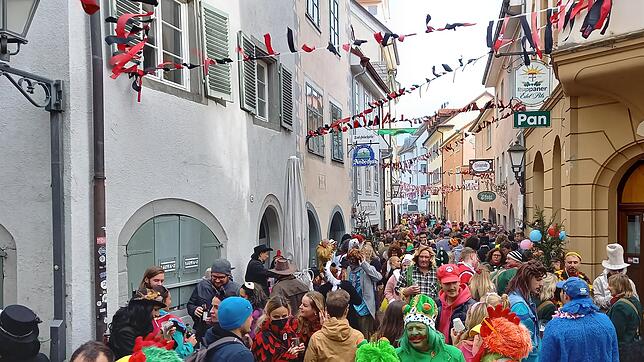 (Archivbild vom Schmotzigen Dunschtig 2022) In der Salmannsweilergasse ist in der Fasnachtszeit ordentlich was los. Trotzdem brachen ...