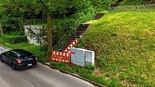 Die Verbindungstreppe, die in Unterkirnach vom Eichhaldeweg hinab auf die Talstraße führt, endet an dieser abrupt. Im Rahmen einer ...