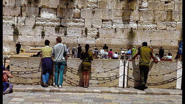 Die Klagemauer befindet sich in der Altstadt Jerusalems. Der Rest des biblischen Tempels ist eine der wichtigsten religiösen Stätten des ...