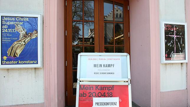 Bild : Mit Hakenkreuz in den Theatersaal? Was von der umstrittenen Aktion am Premierenabend von "Mein Kampf" in Konstanz übrig blieb