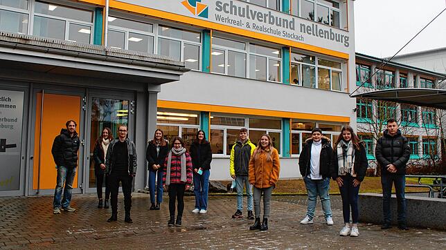 Lehrer Johannes Keller freut sich, dass die Zehntklässler Elisabeth Pohl, Nevio Becker, Luisa Ledergerber, Michaela Nieratschker, Maren ...