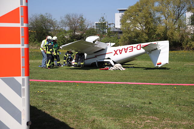Bild 1: Flugzeugunglück auf dem Konstanzer Flugplatz: Beide Insassen werden verletzt