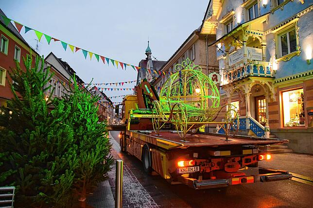 Mit einem Transporter kommt die Kutsche immer kurz vor Beginn des Bunten Abends an.