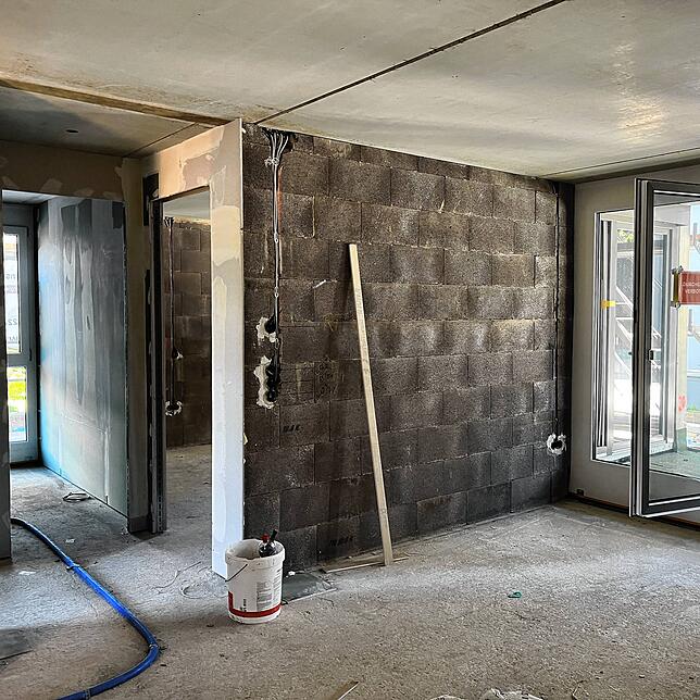 Das Wohnzimmer ist ziemlich groß und hat einen Zugang zu einer Loggia.