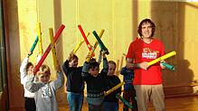 Mit Uwe Pfauch geht gemeinsames Trommeln kinderleicht: Die Zweitklässler der Fritz-Baur-Grundschule machen es vor. Bild: Miriam Altmann