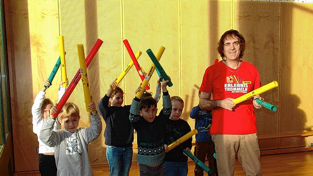 Mit Uwe Pfauch geht gemeinsames Trommeln kinderleicht: Die Zweitklässler der Fritz-Baur-Grundschule machen es vor. Bild: Miriam Altmann