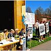 AfD-Politiker (linkes Bild; von links) Bernhard Eisenhut (auf der Bühne), Anton Baron, Miguel Klauß, Emil Sänze und Stephan Brandner in ...