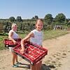 Justina (rechts) und Barbara haben in den frühen Morgenstunden Himbeeren gepflückt. Sie bringen ihre Ernte in den Hof, wo sie gleich an ...