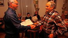 Eine letzte Ehrung: Vorsitzender Albert Burkhard (links) überreichte eine Urkunde des Badischen Chorverbands mit Nadel für 40 Jahre ...