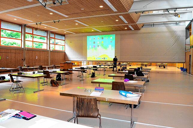 In Eigeltingen wird auch in der Krebsbachhalle unterrichtet. Die beiden Gruppen der Abschlussklasse werden durch die Trennwand ...