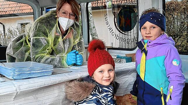 Die mobile Teststation des Roten Kreuzes im Einsatz beim katholischen Kindergarten Maria Frieden in Wolterdingen. Beate Wicher mit Nora ...