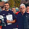 Mitko Dimitrov vom FC Uhldingen mit dem Bezirksvorsitzenden Konrad Matheis.