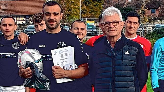 Mitko Dimitrov vom FC Uhldingen mit dem Bezirksvorsitzenden Konrad Matheis.