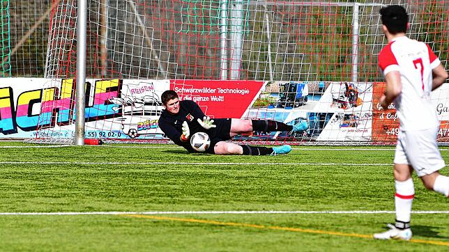 Starker Auftritt: Torwart Matthias Kaiser hielt bereits seinen fünften Strafstoß in dieser Spielzeit. Das 0:2 des FC RW Weilheim beim ...