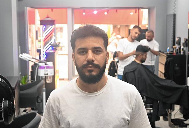 Orhan Taha in seinem 2023 eröffneten Barbershop in der Christophstraße. Frauen kämen selten ins Geschäft, sagt er. Aber er würde sie ...