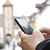 Unser Bild zeigt einen Handy-Nutzer in Villingen. Bald soll das WLAN-Netz ausgebaut werden. Sender werden in Straßenlaternen ...