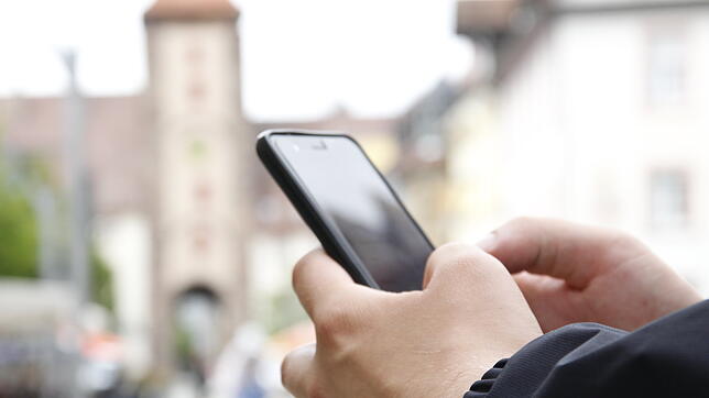 Unser Bild zeigt einen Handy-Nutzer in Villingen. Bald soll das WLAN-Netz ausgebaut werden. Sender werden in Straßenlaternen ...