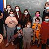 Im Rahmen der Kinder- und Jugendbuchtage las die Autorin Annette Roeder (hinten rechts) für die Kinder im Kinderhaus Langenrain.