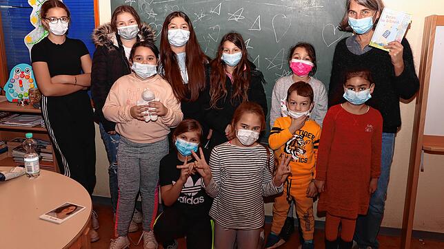 Im Rahmen der Kinder- und Jugendbuchtage las die Autorin Annette Roeder (hinten rechts) für die Kinder im Kinderhaus Langenrain.