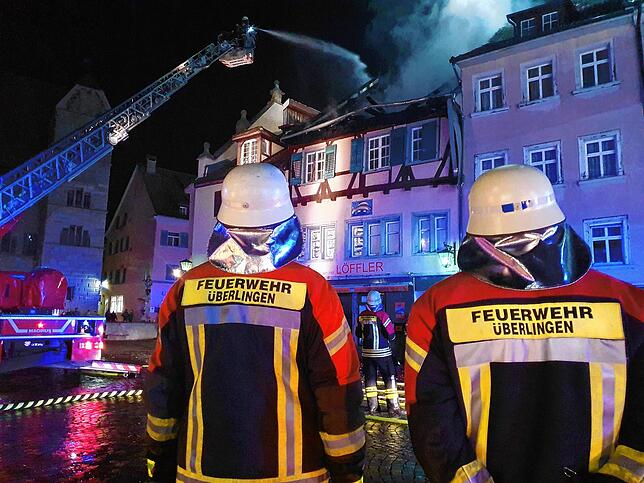 Das Feuer wurde um kurz nach 21 Uhr gemeldet. Verletzt wurde niemand.