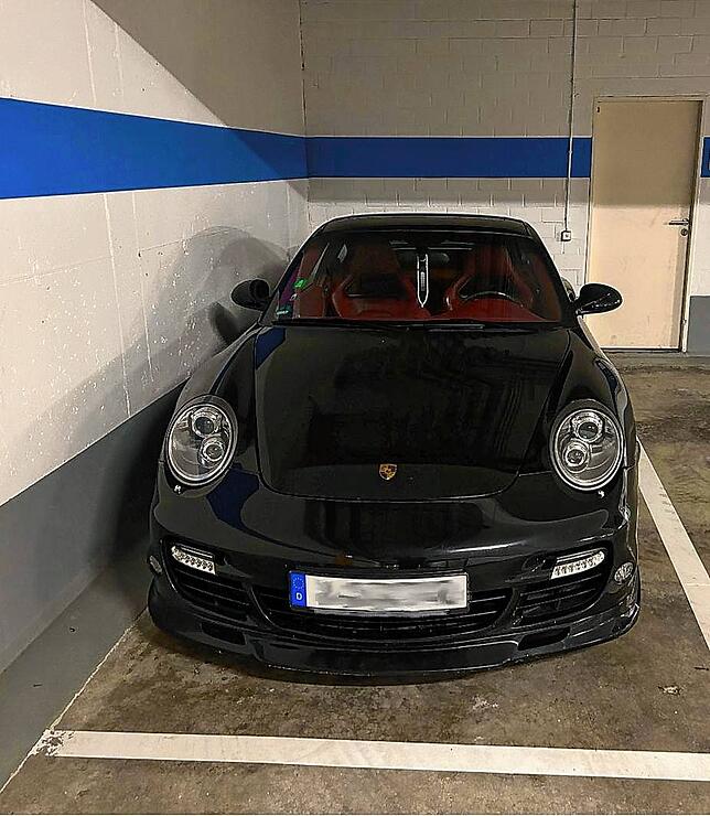 Die Zollbeamten haben im Zuge der Durchsuchungsaktion auch einen Porsche im geschätzten Wert von 100.000 Euro sichergestellt.