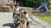 Spaß und Spiel: Francesca D‘ Ambrosio (vorn) und Lea König (im Hintergrund) betreuen die Kinder bei einem Ausflug zum Spielplatz beim ...