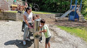 Spaß und Spiel: Francesca D‘ Ambrosio (vorn) und Lea König (im Hintergrund) betreuen die Kinder bei einem Ausflug zum Spielplatz beim ...