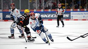 Zach Senyshyn (Schwenninger Wild Wings/rechts) im Duell mit Fabio Kose (Frankfurt Löwen).
