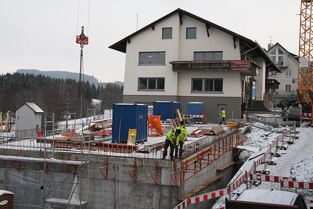 Blick auf die Baustelle am Rathaus in Rickenbach mit dem neuen Parkdeck im Vordergrund: Es wurde bei jedem Wetter gearbeitet.
