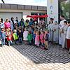 Pfarrer Manuel Grimm (rechts mit Ministranten) weiht die neuen Räumlichkeiten der Kinderkrippe ein. Die Kleinen singen ein Lied zum Festtag.