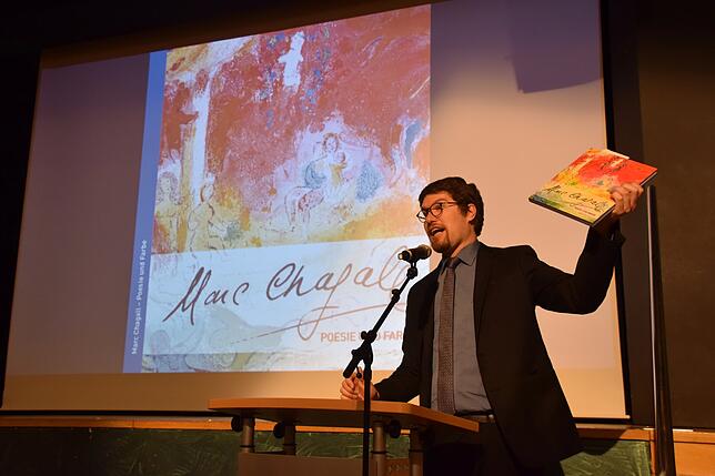 Museumsleiter Johannes Waldschütz zeigt den Ausstellungskatalog, der gebunden ist und in Werk Zwei in Konstanz gedruckt wurde. Noch ...