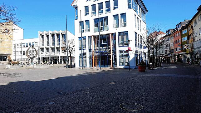 Am Montagmittag wirkt die Häfler Innenstadt wie ausgestorben. Fazit der jüngsten Kontrollen des Gemeindevollzugsdienst: Gaststätten und ...