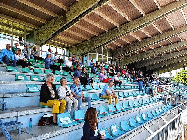 Kultur statt Sport: Die Zuschauer verfolgten die Preisverleihung von der Tribüne des Langensteinstadions in Tiengen.