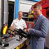 Beim Termin im Feuerwehrgerätehaus machte sich Oberbürgermeister Simon Gröger mit einem hydraulischen Spreizgerät vertraut.