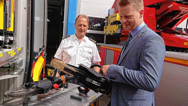 Beim Termin im Feuerwehrgerätehaus machte sich Oberbürgermeister Simon Gröger mit einem hydraulischen Spreizgerät vertraut.
