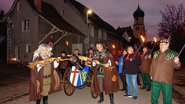 Fackeln statt Kanonenschläge: Trotz notgedrungener Feuerpause gelang den Böhringer Bengelschiessern ein Fasnachtsauftakt mit toller ...