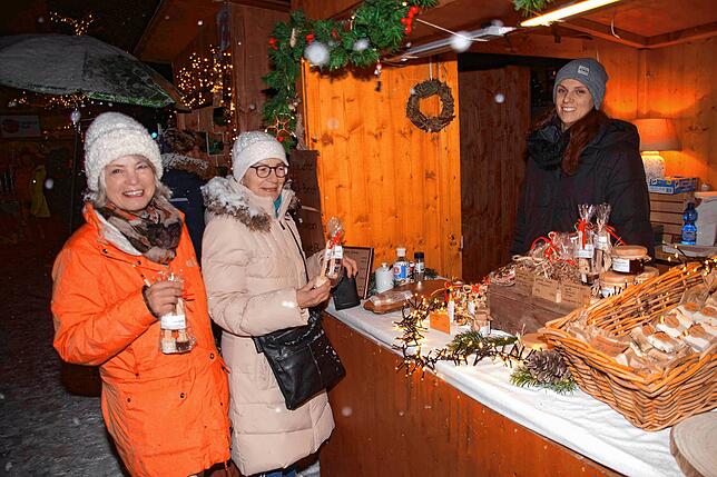 Christkindelmarkt Furtwangen soll mit seinen Holzhäuschen ein richtiges kleines Weihnachtsdorf rund um den Marktplatz bilden (Archivbild).