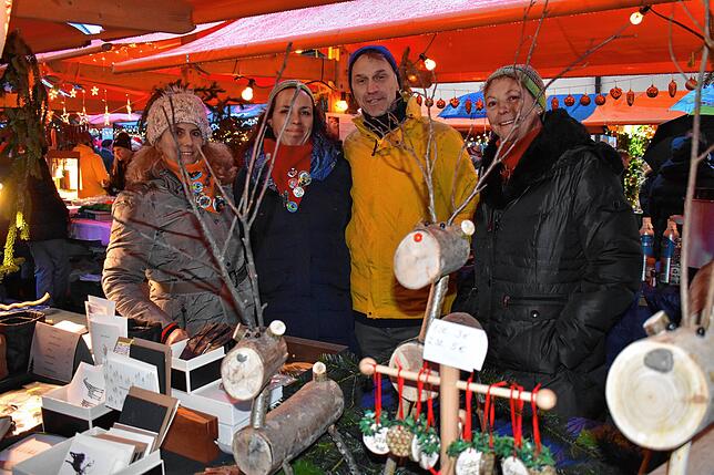 Diese Verkäuferinnen und Verkäufer sind mit viel Herz beim Kaltbrunner Weihnachtsmarkt dabei (von links): Katrin Steinebrunner, Barbara ...