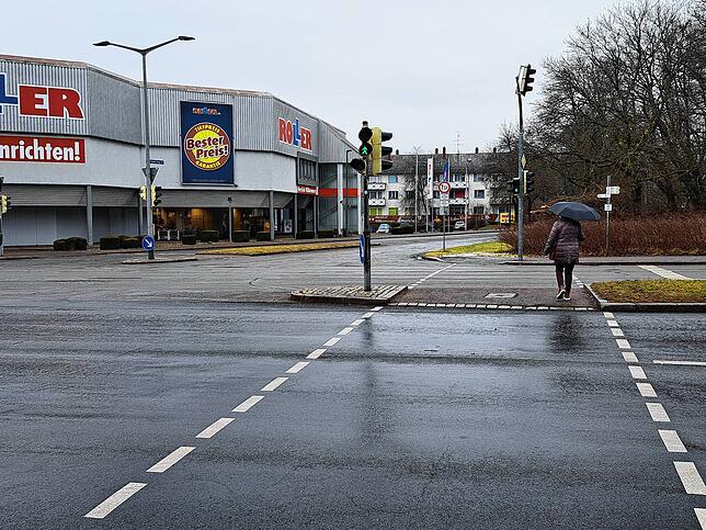 Acht Sekunden haben Fußgänger an der Richthofenstraße nur Zeit, um die vierspurige Fahrbahn zu überqueren. Das ist für die lange Strecke ...
