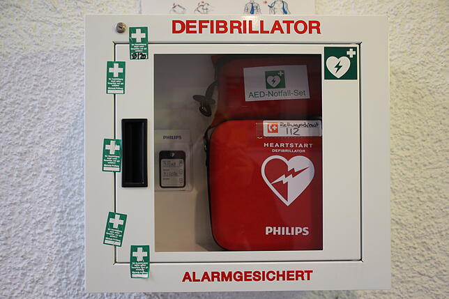 Ein Defibrillator ist zwischen der Post und der SÜDKURIER-Geschäftsstelle in der Mühlenstraße zu finden.