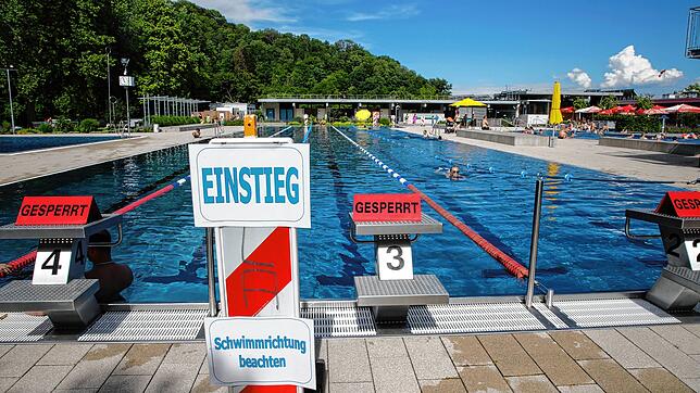 Dass die Freibäder im Hegau im Juni doch noch geöffnet haben, ist für viele Schwimmer ein echter Segen. Sie müssen aber klare Regeln ...