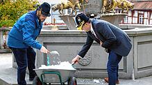 Martini liegt auf Eis &ndash; die Fasnet nicht und deshalb schaufelten Stegstreckerchef Andreas Narr und der neue Narrenbolizei Rainer ...