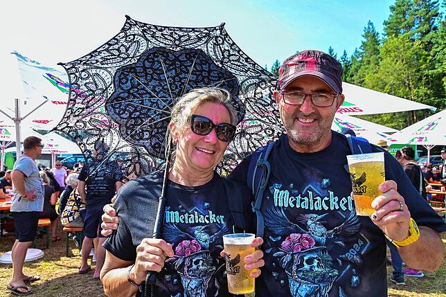 Bild 12: Metalacker: Brennende Hexen und Abkühlung im Pool