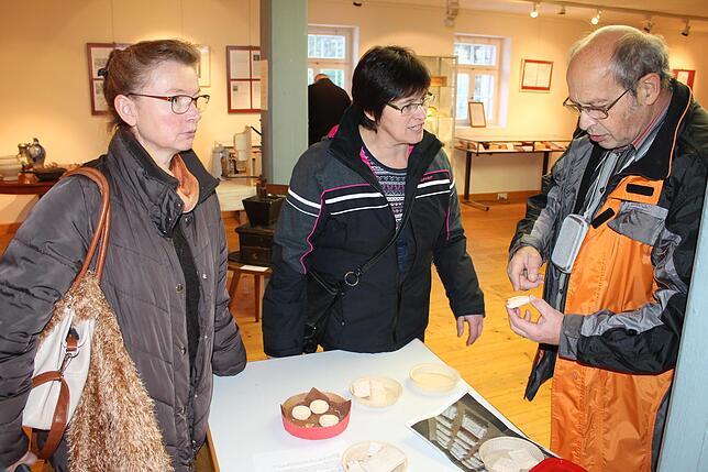 Auch von einem Mann kann man Kniffe für Springerle lernen. Von rechts Lilli Kleinert, Gertrud Tritschler, Christian Dietsche.